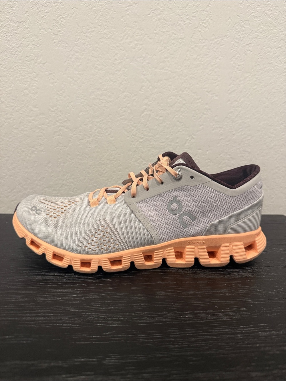 Women’s Size 10 On Cloudrunning Shoe in Light Gray Peach Maroon Cloud Cloudtec